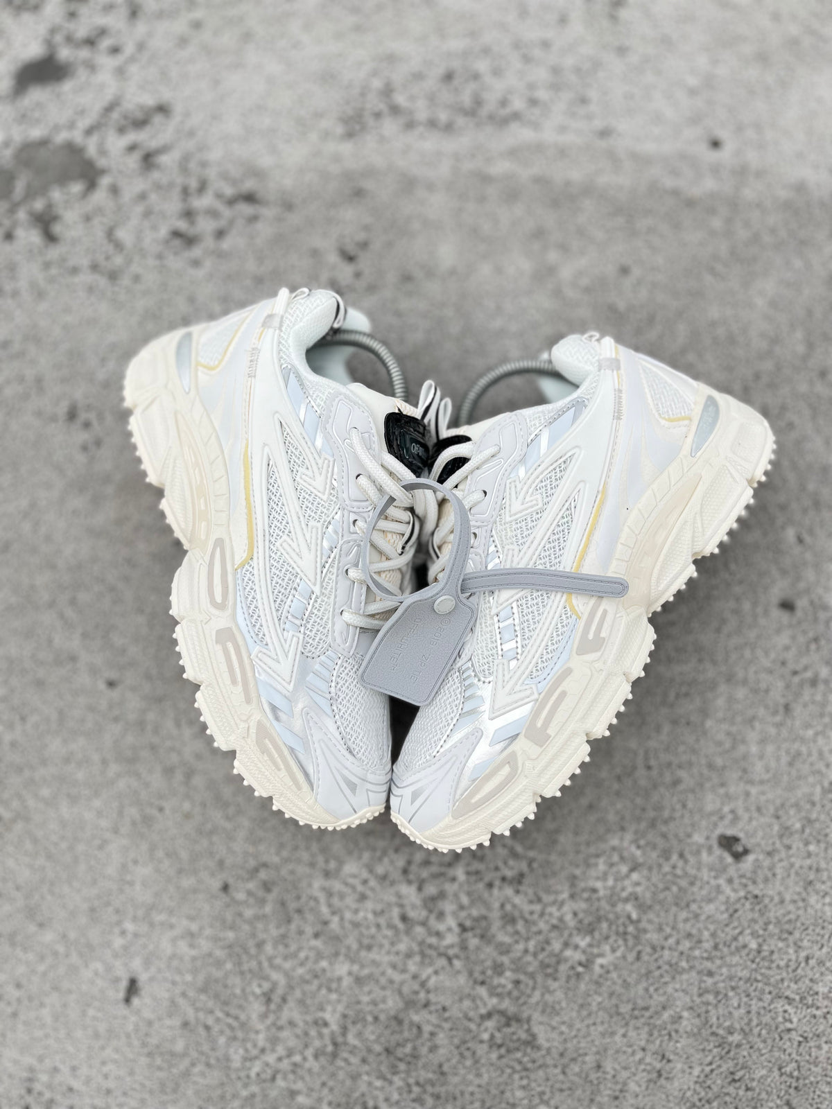 Off White Be Right Back