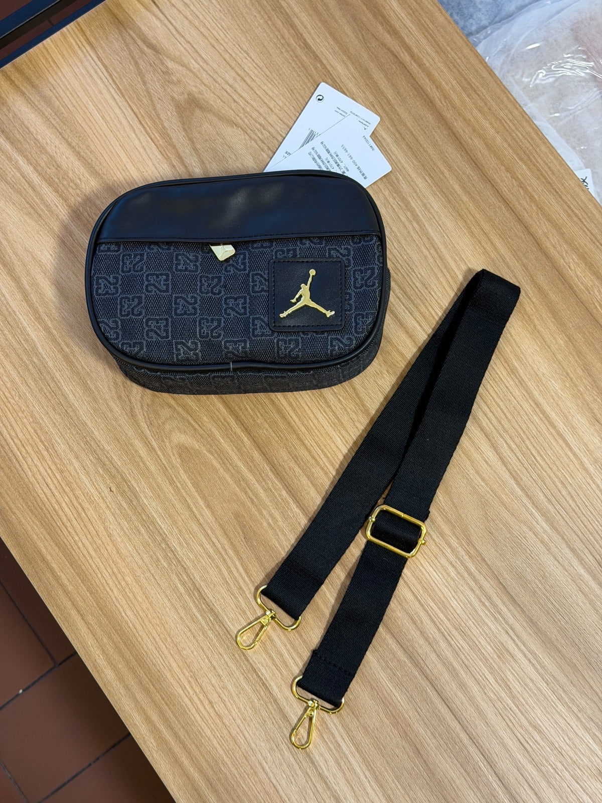 Jordan Monogram Camera Bag Negro Jacquard Dorado