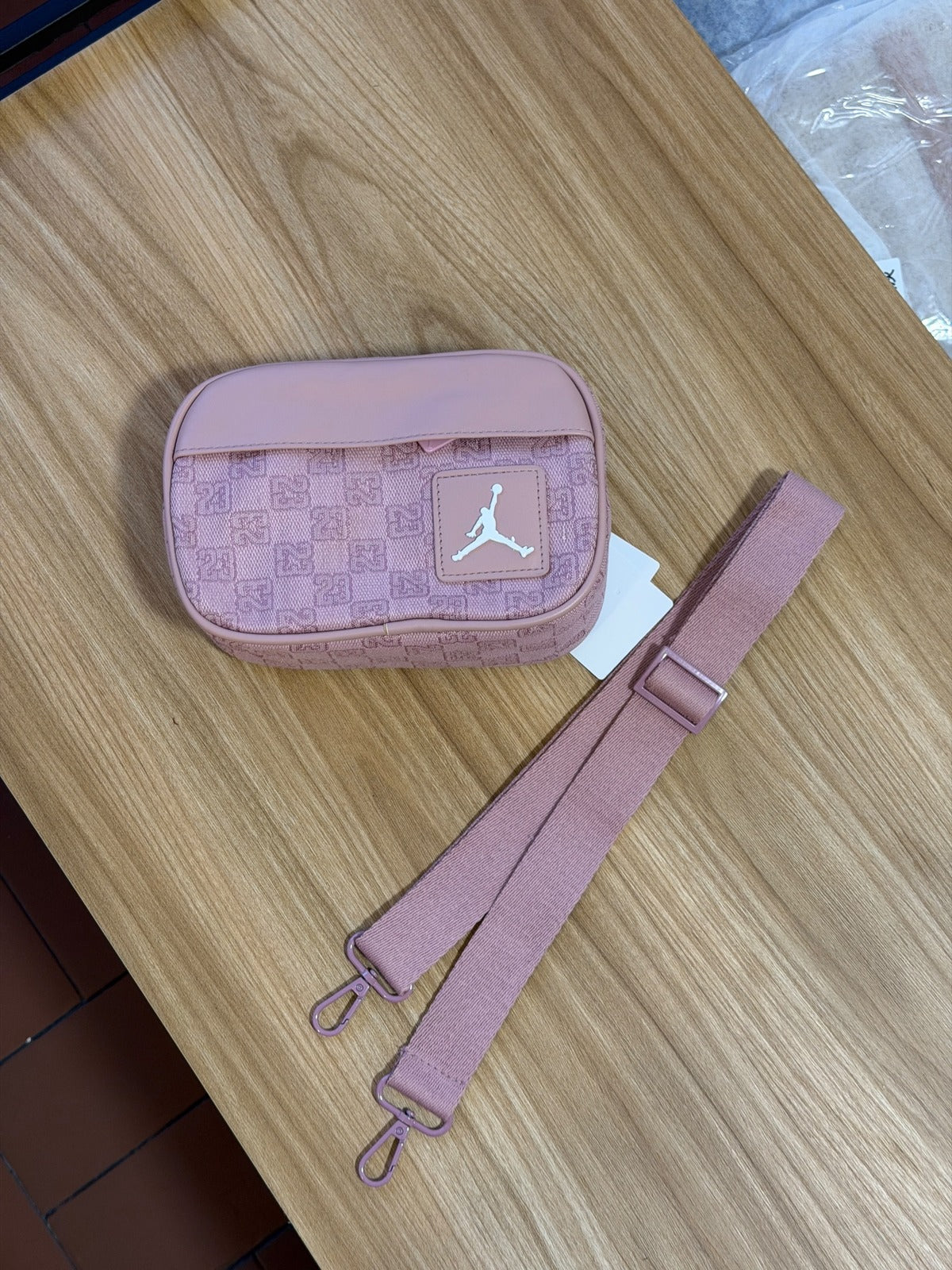 Jordan Monogram Camera Bag Rosado