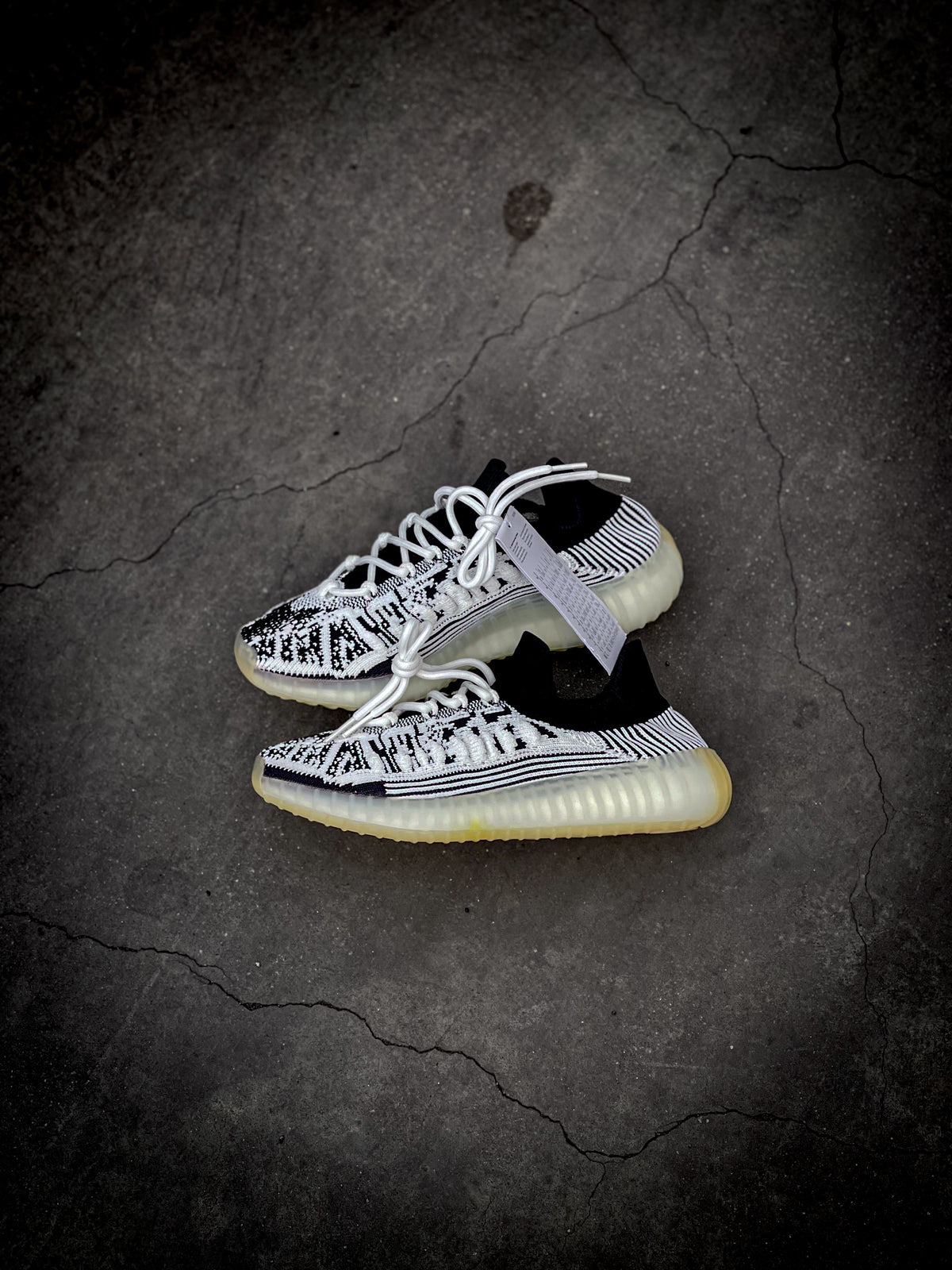 Adidas Yeezy 350 V2 Compacta 2024.