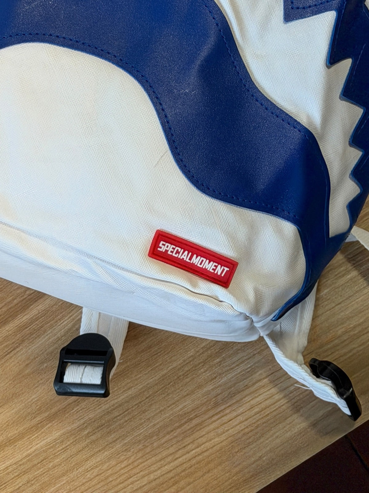 Morral Sprayground Shark blanco y azul
