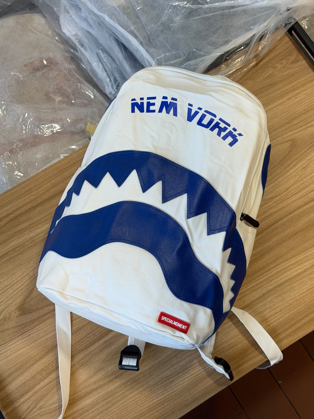 Morral Sprayground Shark Blanco y Azul