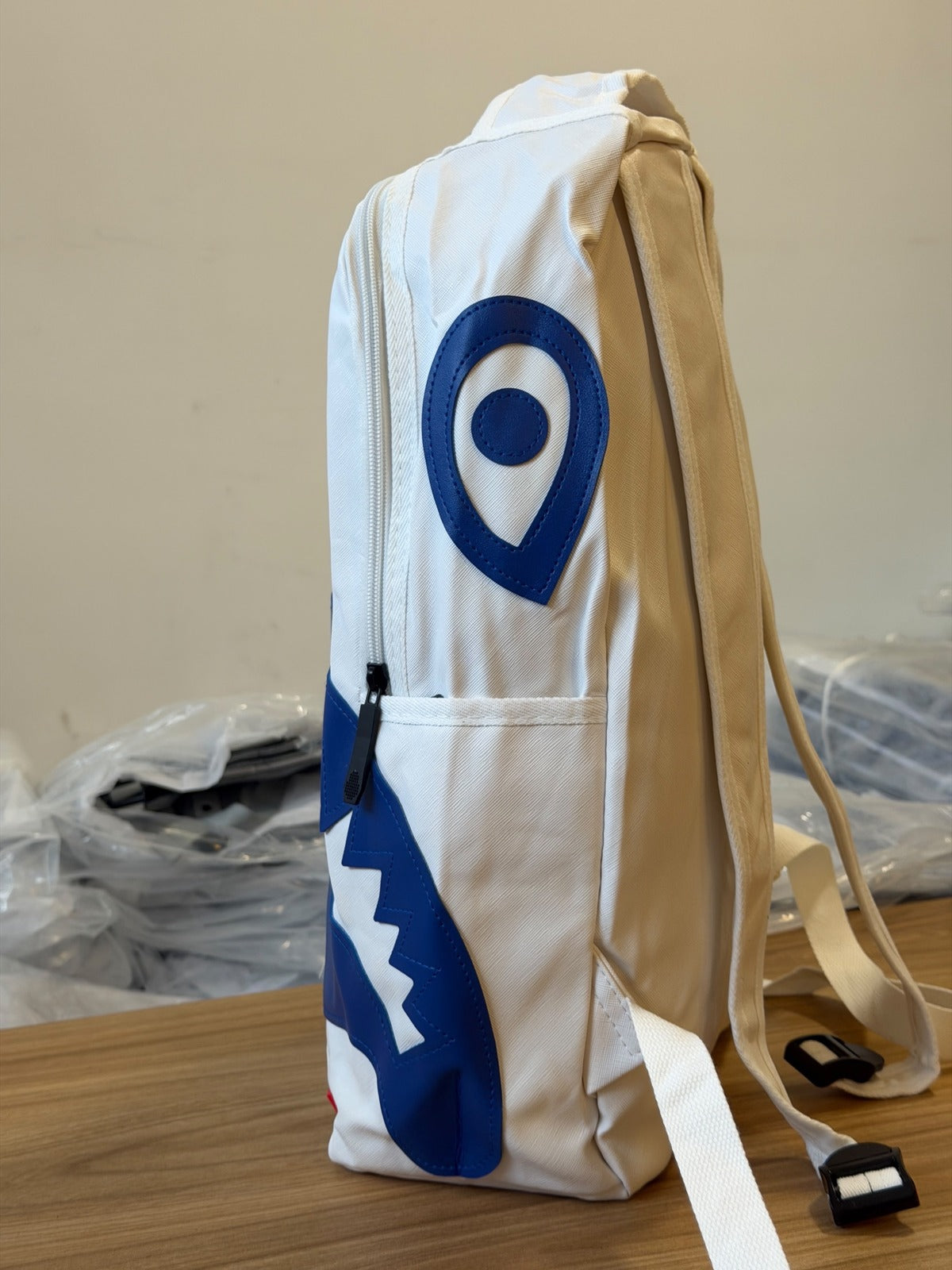Morral Sprayground Shark blanco y azul